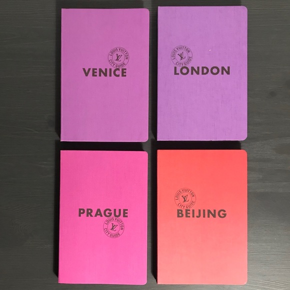 17 LOUIS VUITTON Travel guides - Picture 4 of 6